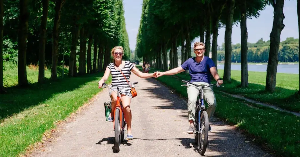 Couple enjoying the Bike Tour in Versailles Palace